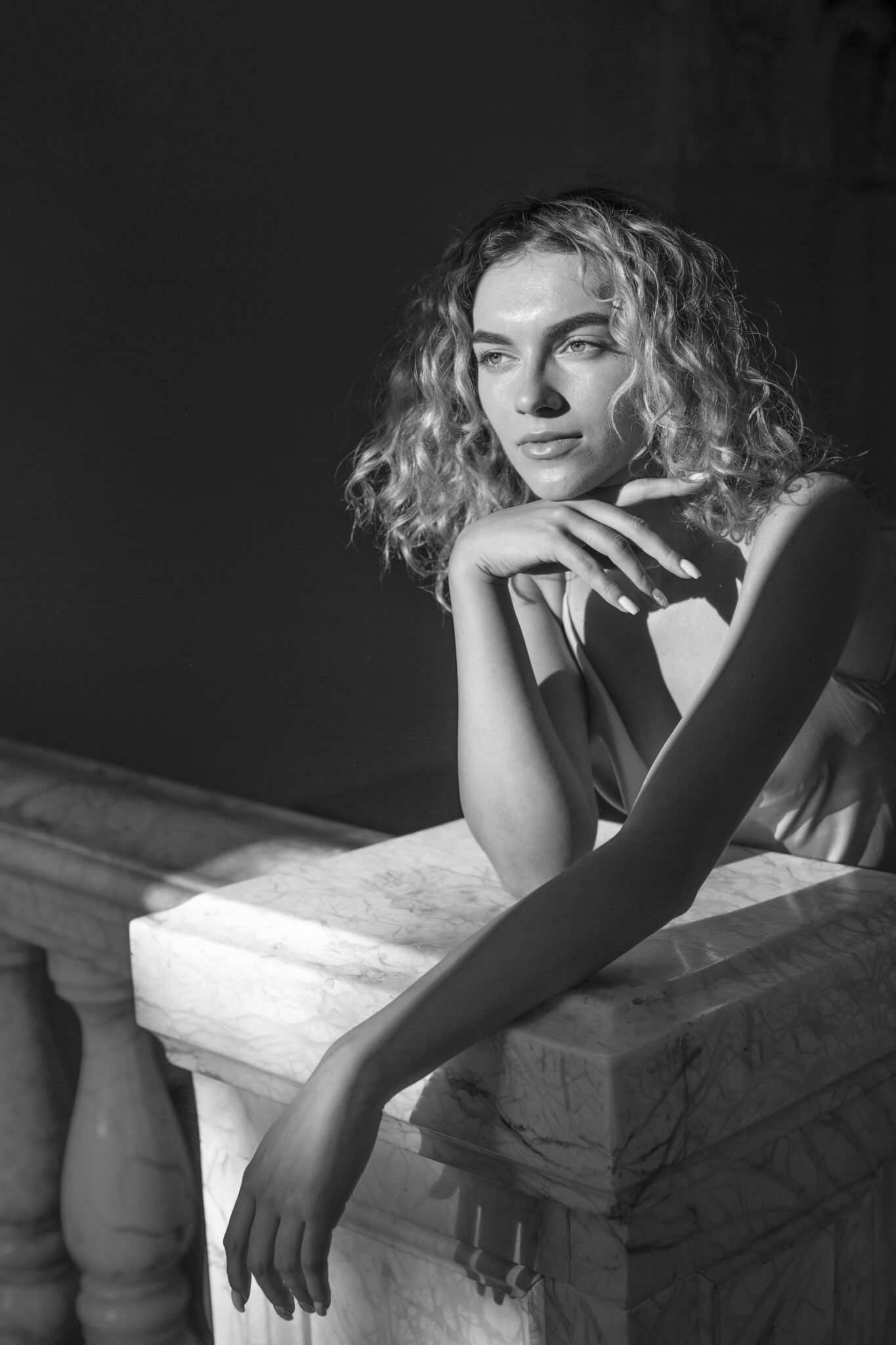 black-white-portrait-beautiful-woman-posing-indoors-dress